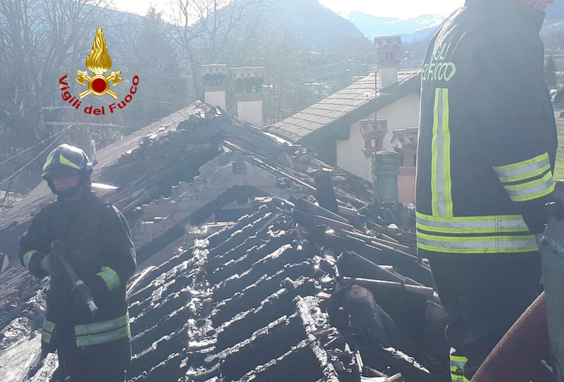 Vigili del Fuoco – Feltre (BL), Incendio di una casa affiancata di due unità abitative dichiarate inagibili per i danni causati dal rogo