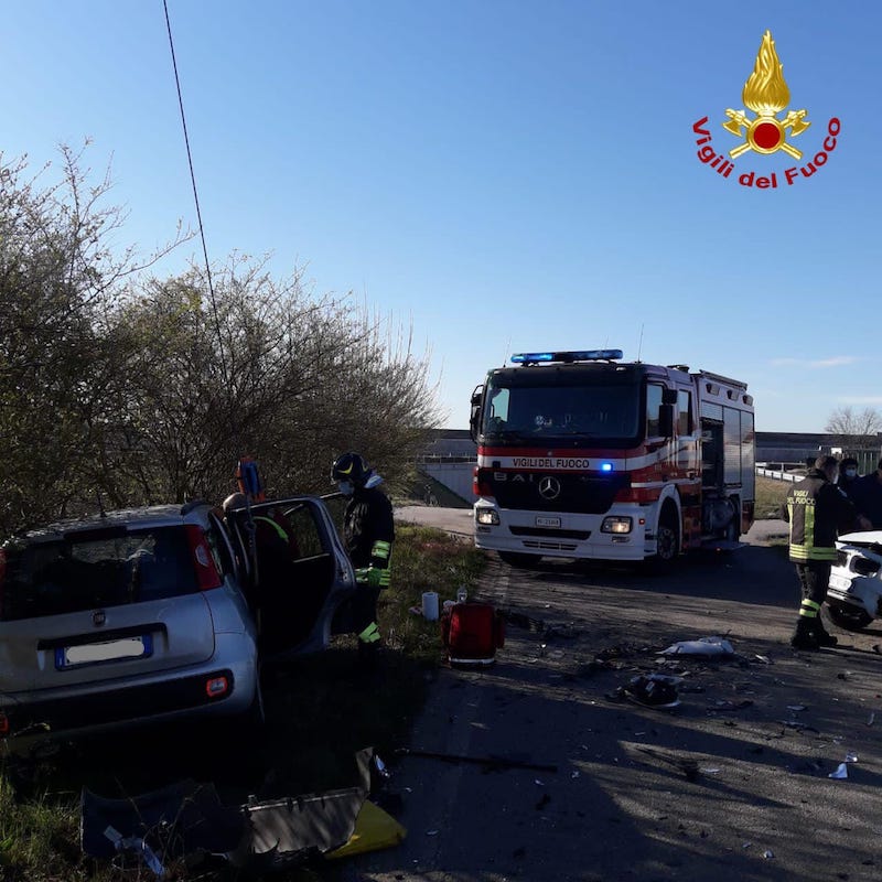 Vigili del Fuoco – San Zenone degli Ezzelini (TV), Grave incidente stradale fra 2 autoveicoli in Via Veggiane, feriti entrambi i conducenti