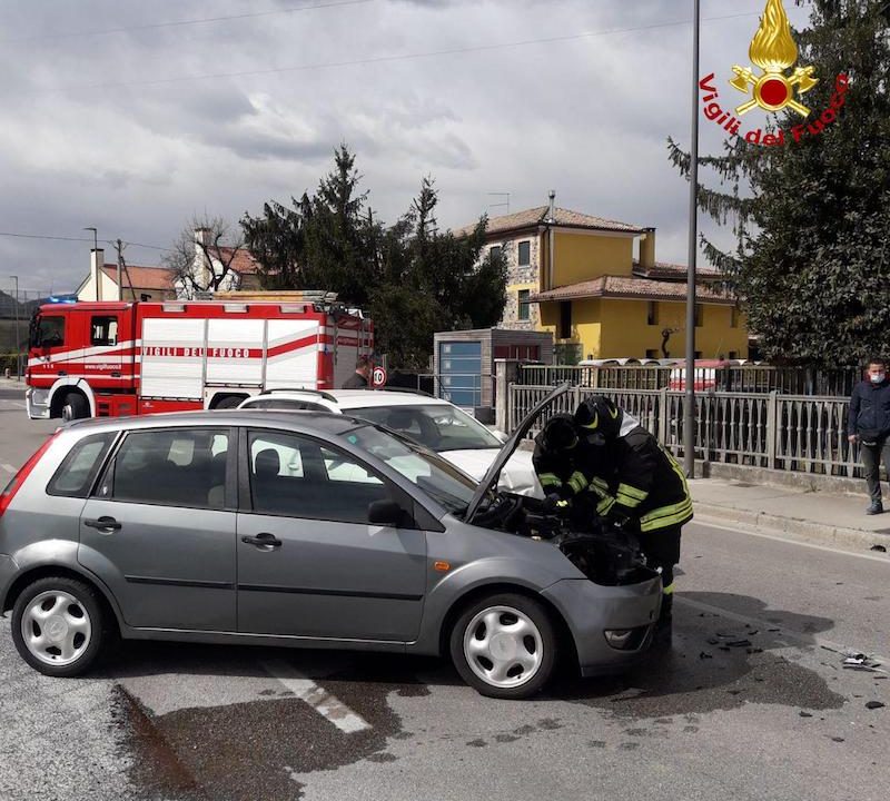 Vigili del Fuoco – Cornuda (TV), Incidente fra due auto in Via Lungo Brentella, feriti entrambi i conducenti