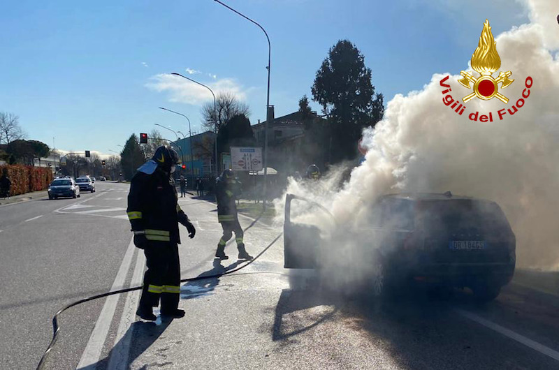 Vigili del fuoco – Rubano (PD), Auto va a fuoco, il conducente accosta e scende appena in tempo