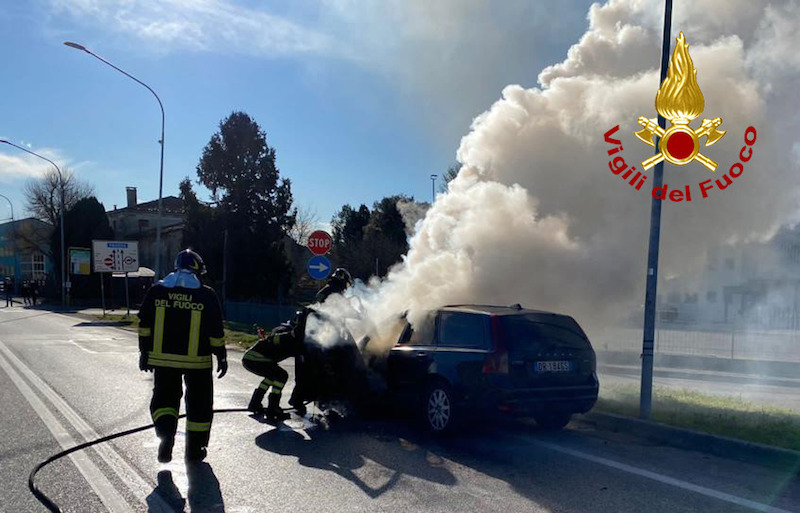 Vigili del fuoco – Rubano (PD), Auto va a fuoco, il conducente accosta e scende appena in tempo