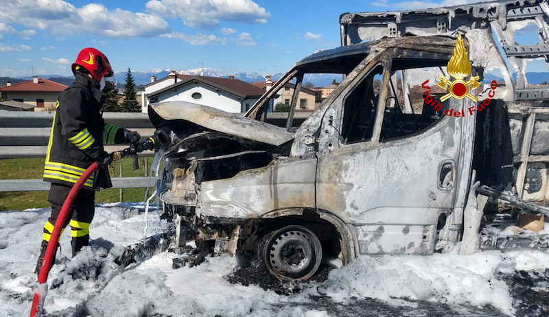 Vigili del Fuoco – Vicenza, Incendio furgone in Autostrada A31 nel tratto tra il casello di Vicenza Nord e lo svincolo per l’A4