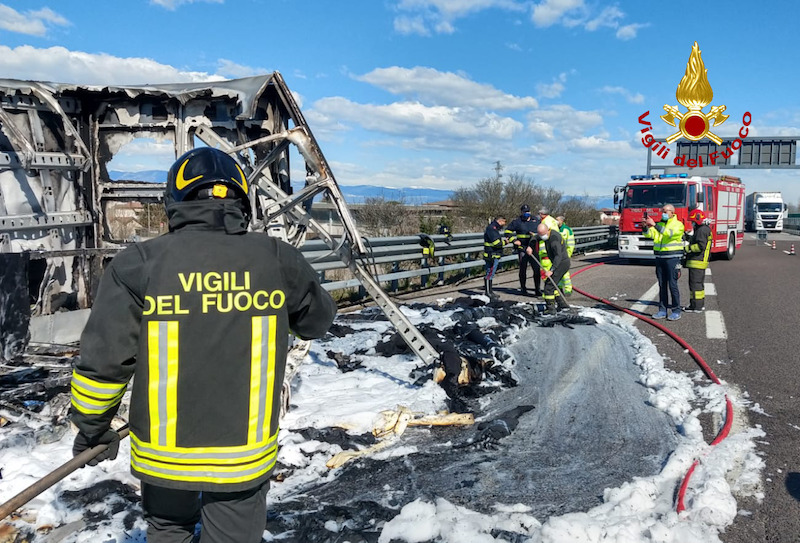 Vigili del Fuoco – Vicenza, Incendio furgone in Autostrada A31 nel tratto tra il casello di Vicenza Nord e lo svincolo per l’A4