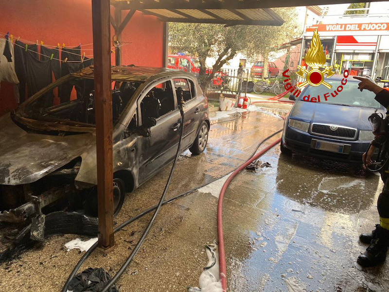 Vigili del Fuoco – Borgoricco (PD), Incendio all’interno di un garage in Via Desman, distrutta una delle due auto parcheggiate