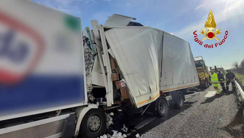 Vigili del Fuoco – Padova, Maxi tamponamento in A4 tra mezzi pesanti, ferito l’autista di un camion