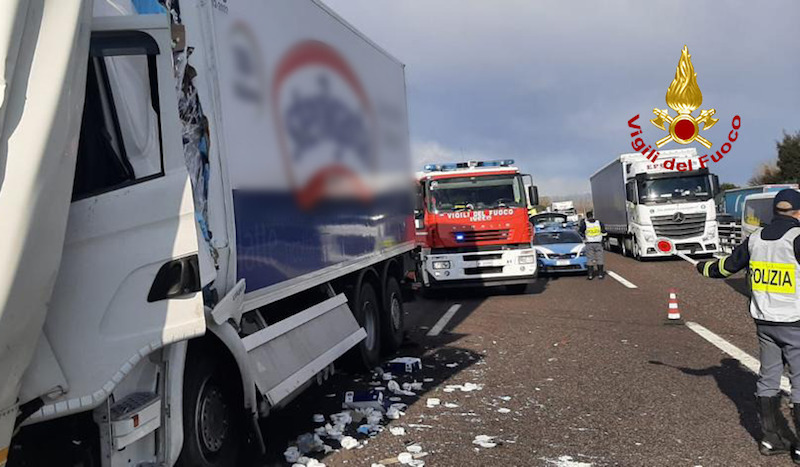 Vigili del Fuoco – Padova, Maxi tamponamento in A4 tra mezzi pesanti, ferito l’autista di un camion