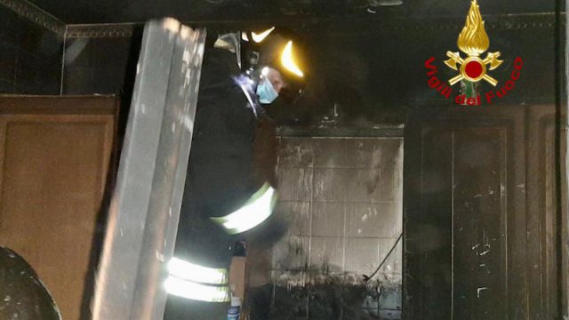 Vigili del Fuoco – Villanova di Camposampiero (PD), Pentola di olio surriscaldato estende le fiamme a tutta la cucina, fortunatamente solo danni ai pensili