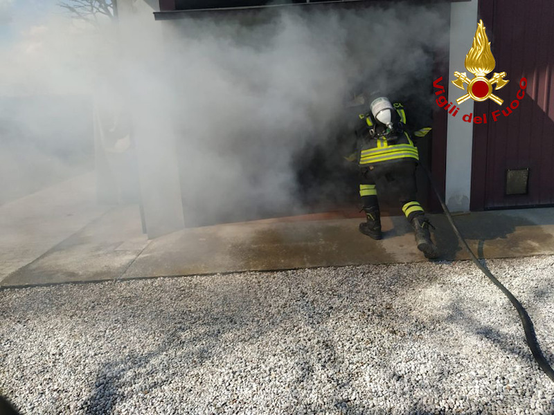 Vigili del Fuoco – Candiana (PD), Incendio nel garage, evitato il coinvolgimento dell’intera abitazione