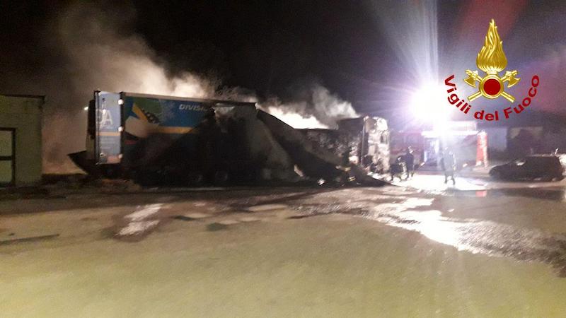 Vigili del Fuoco – Colle Umberto (TV), Incendio camion che trasportava uova, incolume l’autista