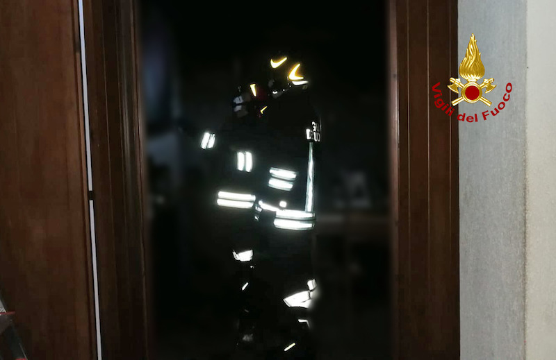 Vigili del Fuoco – Rossano Veneto (VI), Incendio piano cottura si estende ai pensili della cucina, intossicata una persona