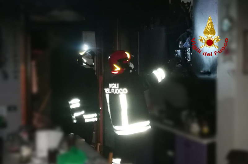 Vigili del Fuoco – Rossano Veneto (VI), Incendio piano cottura si estende ai pensili della cucina, intossicata una persona
