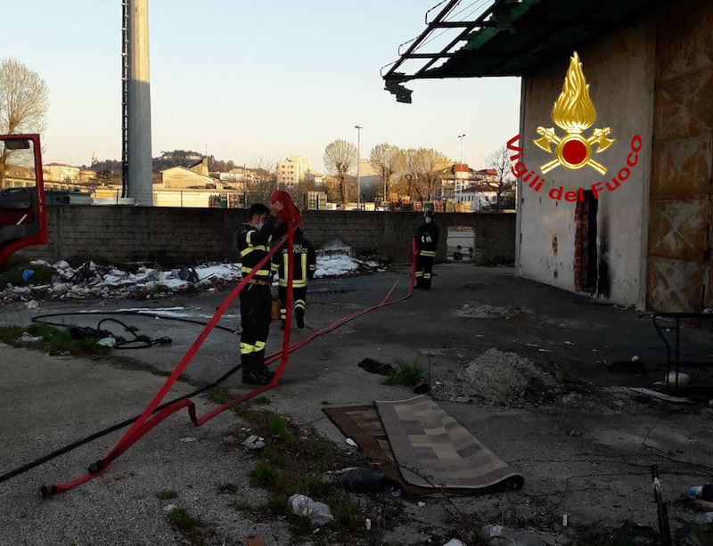 Vigili del Fuoco – Vicenza, Incendio ammasso di rifiuti nell’area esterna degli ex Magazzini Generali
