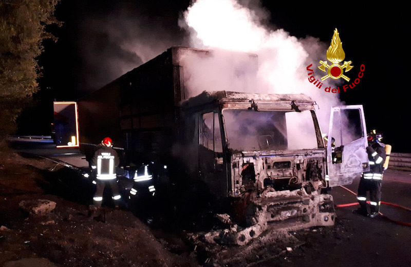 Vigili del Fuoco – Vodo di Cadore (BL), Autocarro si incendia al km 83 della SS 51, Ricoverato l’autista per intossicazione da fumo