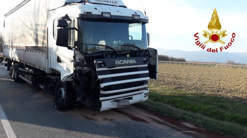 Vigili del Fuoco – Fontanelle (TV), Frontale tra camion ed auto, ferito il conducente dell’auto