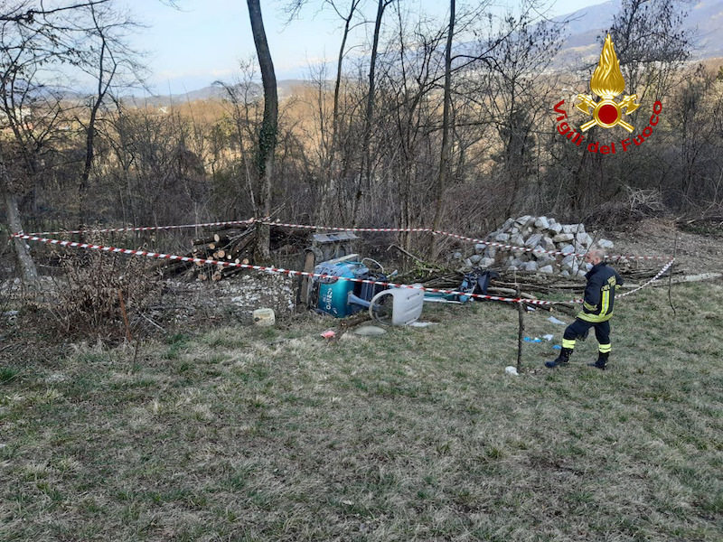 Vigili del Fuoco – Pedavena (BL), Giovane rimane schiacciato sotto un piccolo escavatore che stava manovrando, trasferito in eliambulanza all’ospedale di Treviso