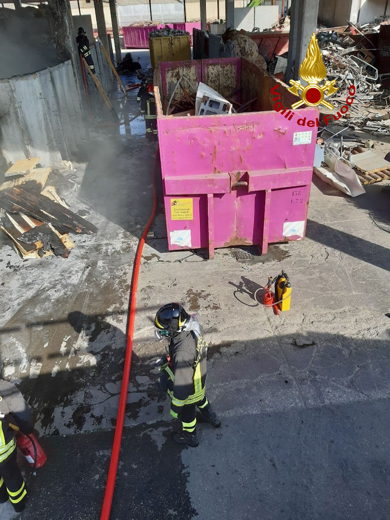 Vigili del Fuoco – Pieve D’Alpago (BL), Incendio in un’azienda adibita a stoccaggio e smistamento di rifiuti per riciclaggio