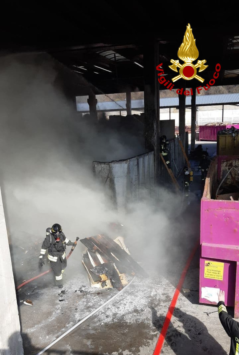 Vigili del Fuoco – Pieve D’Alpago (BL), Incendio in un’azienda adibita a stoccaggio e smistamento di rifiuti per riciclaggio