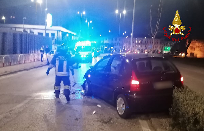 Vigili del Fuoco – Vicenza, Frontale fra due auto davanti alla Questura, ferita una conducente