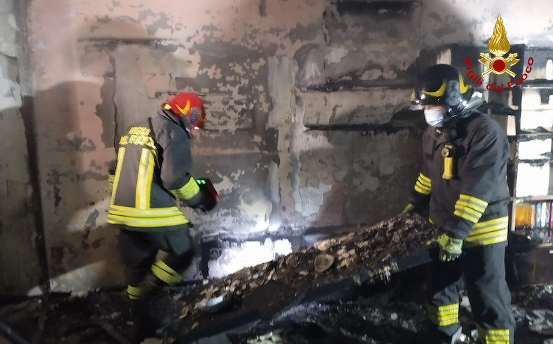 Vigili delFuoco – Vicenza, Coppia evacuata con l’autoscala per l’incendio divampato all’interno del loro appartamento al 3° piano