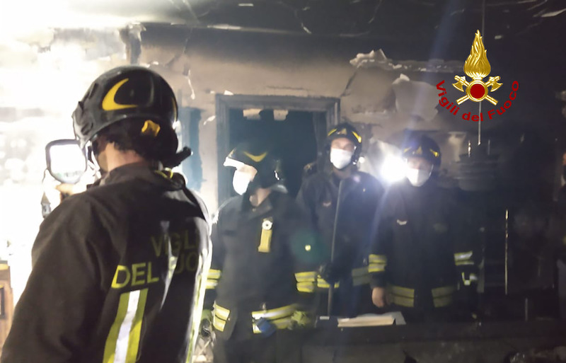 Vigili delFuoco – Vicenza, Coppia evacuata con l’autoscala per l’incendio divampato all’interno del loro appartamento al 3° piano