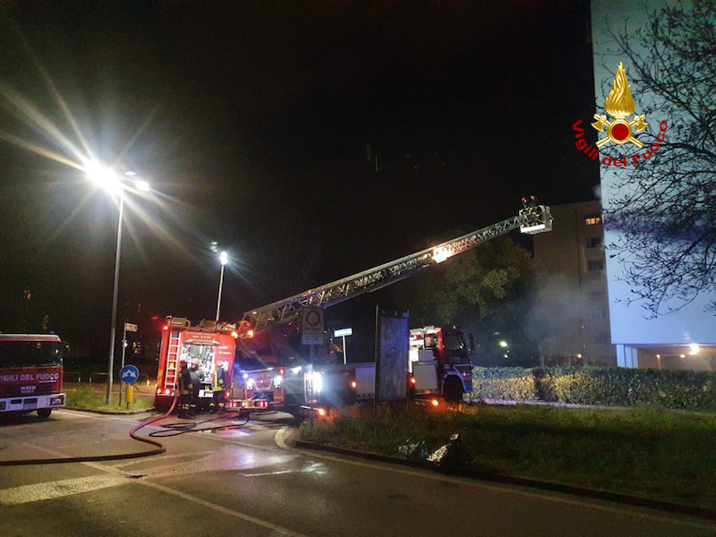 Vigili del Fuoco – Padova, Incendio al 3° piano di un palazzo con 45 appartamenti, evacuati i residenti