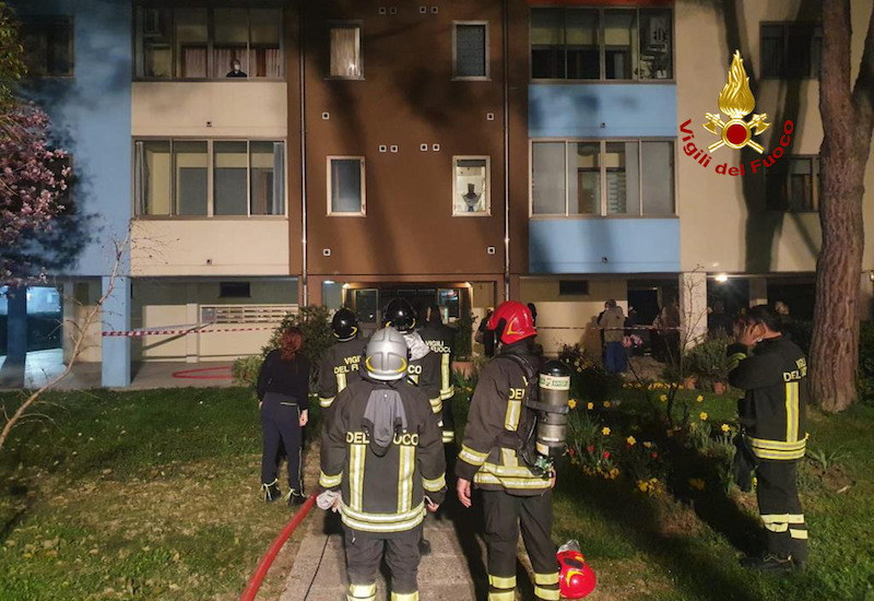 Vigili del Fuoco – Padova, Incendio al 3° piano di un palazzo con 45 appartamenti, evacuati i residenti