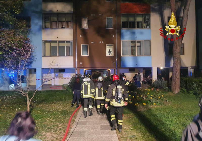 Vigili del Fuoco – Padova, Incendio al 3° piano di un palazzo con 45 appartamenti, evacuati i residenti