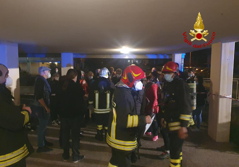 Vigili del Fuoco – Padova, Incendio al 3° piano di un palazzo con 45 appartamenti, evacuati i residenti