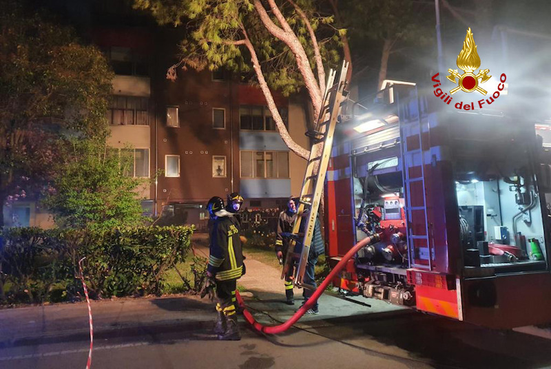 Vigili del Fuoco – Padova, Incendio al 3° piano di un palazzo con 45 appartamenti, evacuati i residenti