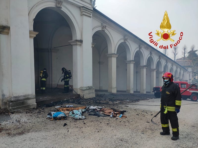 Vigili del Fuoco – Vicenza, Incendio di coperte per i senza tetto sotto i portici del Santuario Mariano di Monte Berico