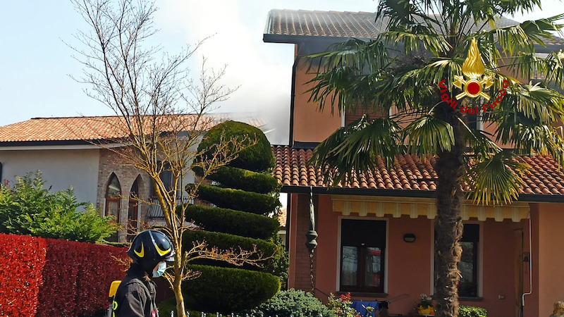 Vigili del Fuoco – Badia Polesine (RO), Incendio in una bifamigliare, intossicato il proprietario e salvato il suo cane