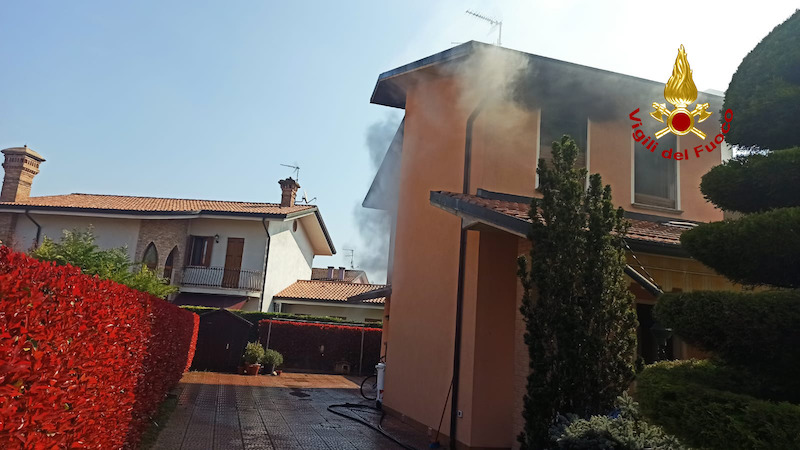 Vigili del Fuoco – Badia Polesine (RO), Incendio in una bifamigliare, intossicato il proprietario e salvato il suo cane