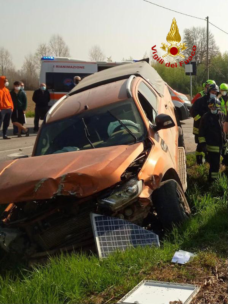 Vigili del Fuoco – Campodarsego (PD), Incidente tra un fuoristrada ed un auto, ferito il conducente dell’utilitaria