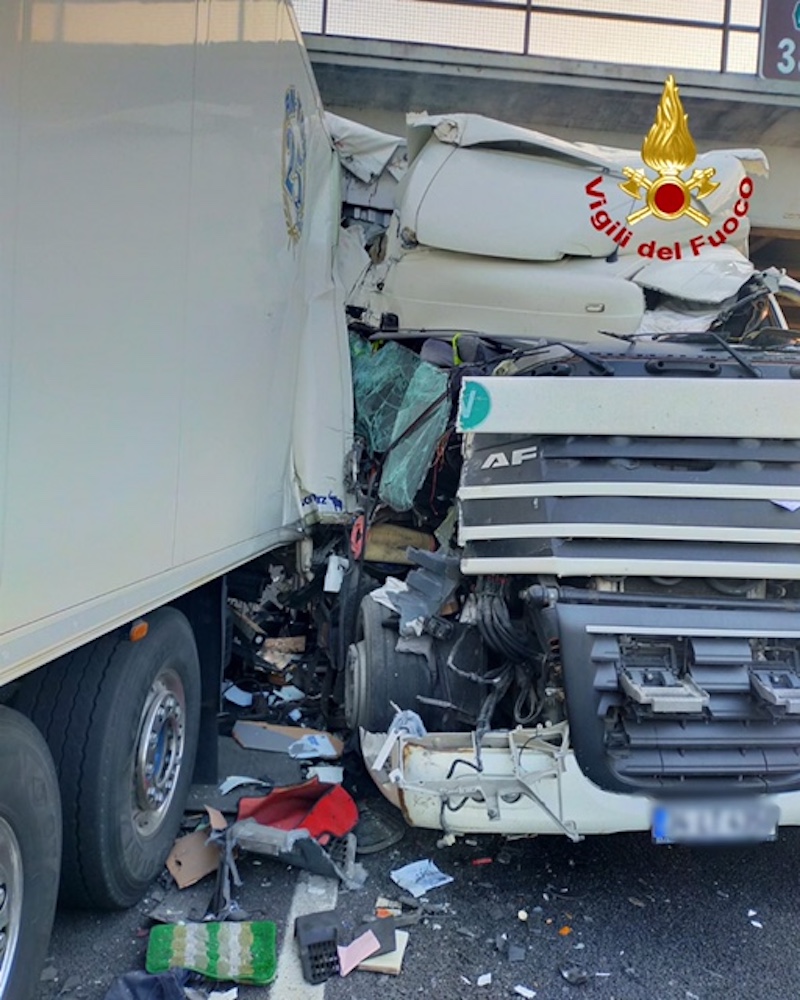 Vigili del Fuoco – San Donà (VE), Incidente tra due camion in A4, ferito uno dei due autisti