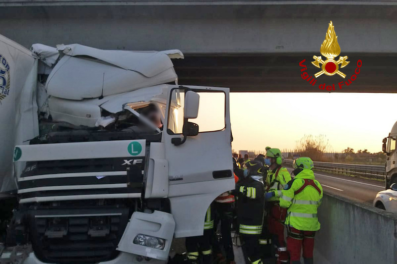 Vigili del Fuoco – San Donà (VE), Incidente tra due camion in A4, ferito uno dei due autisti