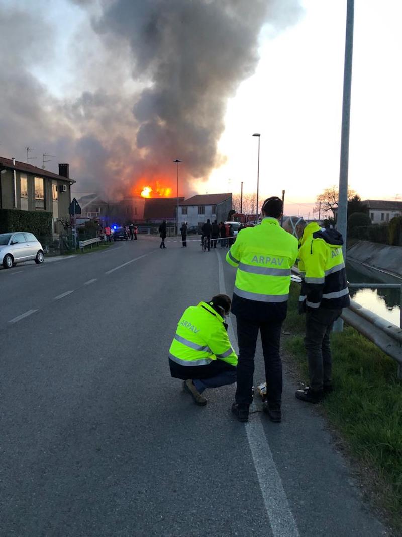 Vigili del Fuoco – Fratta Polesine (RO), Vasto incendio distrugge un calzaturificio ed un’abitazione attigua