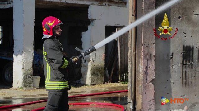 Vigili del Fuoco – Bressanvido (VI), Grosso incendio in un’azienda agricola si estende al tetto della casa adiacente, nessun ferito e salvo tutto il bestiame
