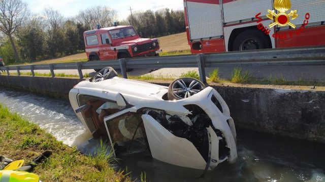 Vigili del Fuoco – Loria (TV), Perde il controllo della BMW a noleggio e finisce nella canaletta al lato della sede stradale, feriti i due occupanti