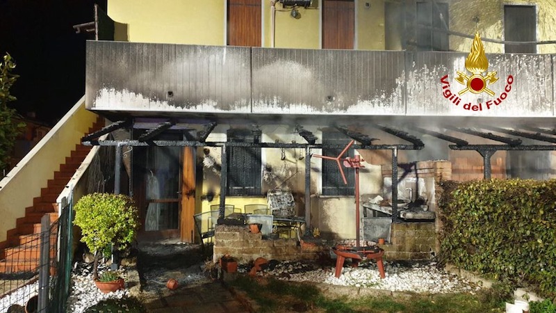 Vigili del Fuoco – Agna (PD), Ustionata una persona nell’incendio del porticato di una palazzina di 4 appartamenti