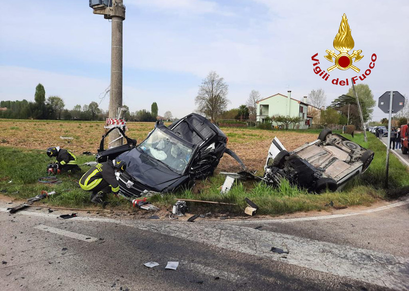 Vigili del Fuoco – Campodarsego (PD), Feriti gravemente un bambino, la mamma ed il papa per l’incidente tra un furgone ed un’auto