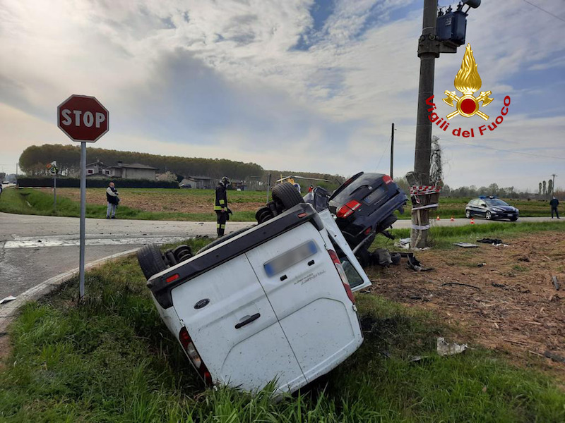 Vigili del Fuoco – Campodarsego (PD), Feriti gravemente un bambino, la mamma ed il papa per l’incidente tra un furgone ed un’auto