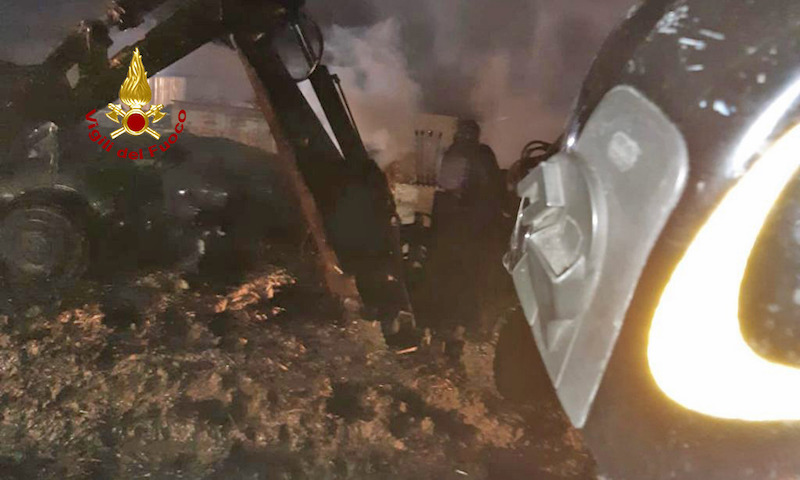 Vigili del Fuoco – Teolo (PD), Distrutti due trattori nell’incendio di un fienile