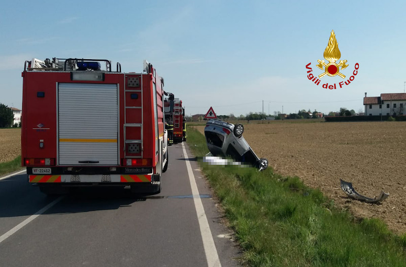 Vigili del Fuoco – Portogruaro (VE), Incidente mortale sulla SP72: Esce di strada e si cappotta in un fossato, morto il 58enne alla guida