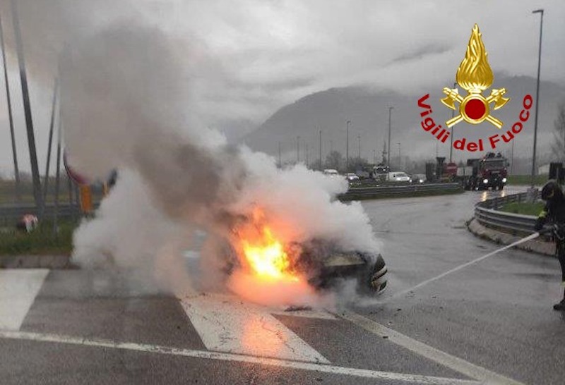 Vigili del Fuoco – Seren del Grappa (BL), Opel corsa a fuoco lungo la SS50, illeso il conducente