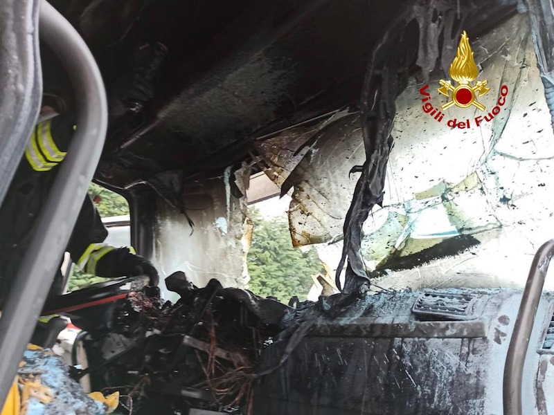 Vigili del Fuoco – Vigonza (PD), Cabina di un camion va a fuoco in Via Julia, illeso l’autista