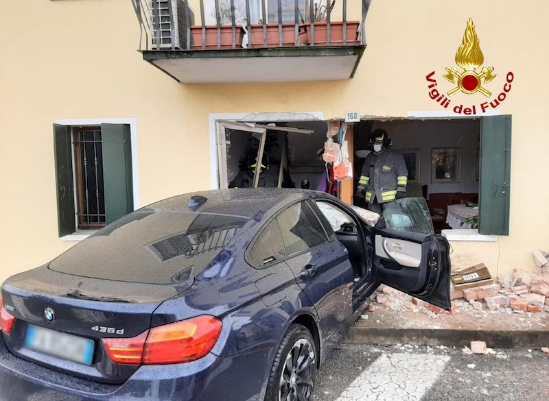 Vigili del Fuoco – Galliera Veneta (PD), Incidente tra due auto, una sfonda il muro e finisce dentro una casa: ferito uno dei conducenti