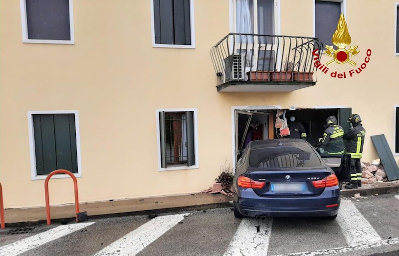 Vigili del Fuoco – Galliera Veneta (PD), Incidente tra due auto, una sfonda il muro e finisce dentro una casa: ferito uno dei conducenti