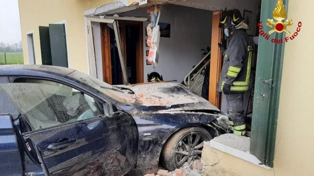 Vigili del Fuoco – Galliera Veneta (PD), Incidente tra due auto, una sfonda il muro e finisce dentro una casa: ferito uno dei conducenti