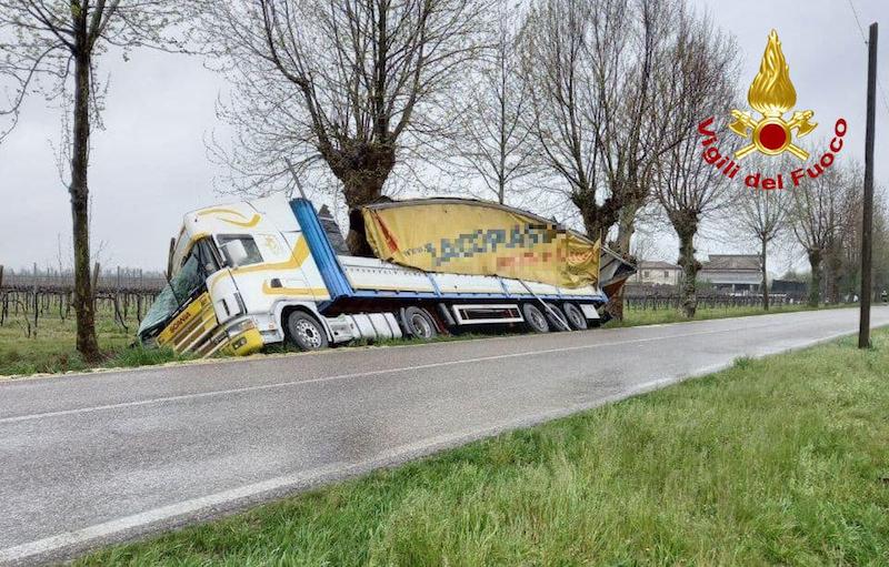 Vigili del Fuoco – Tezze di Piave (TV), Camion esce di strada e finisce nel fossato al lato della sede stradale, illeso il conducente