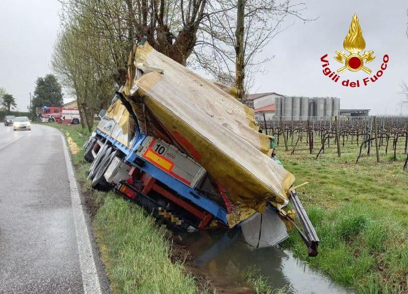 Vigili del Fuoco – Tezze di Piave (TV), Camion esce di strada e finisce nel fossato al lato della sede stradale, illeso il conducente